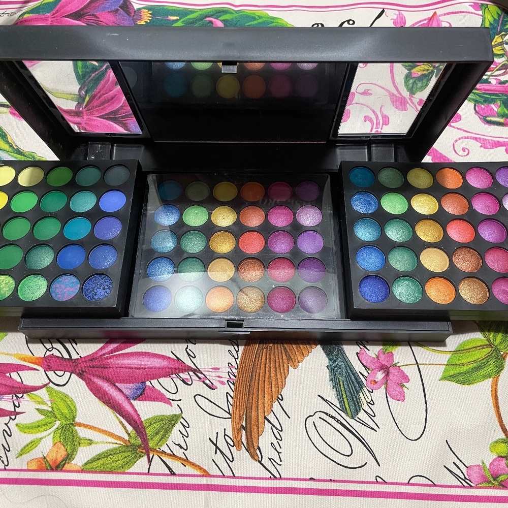 Crown Brush 180 kaleidoscope eyeshadow palette